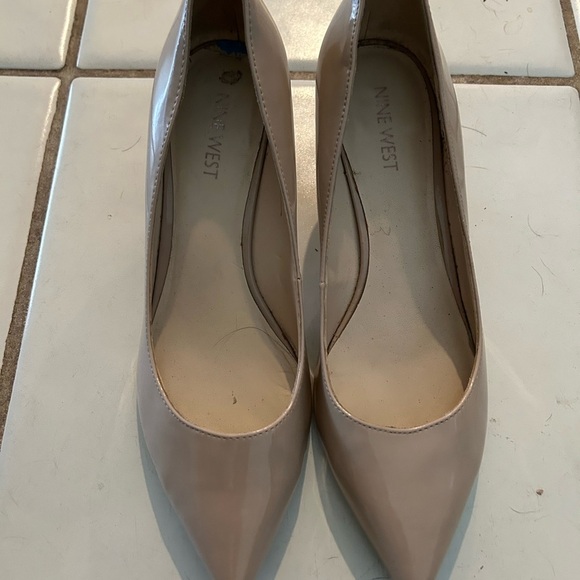 Nine West Women's Tan patent Flats - Picture 2 of 7